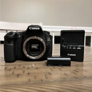 Canon EOS 60D Black DSLR Camera with Charger and Battery